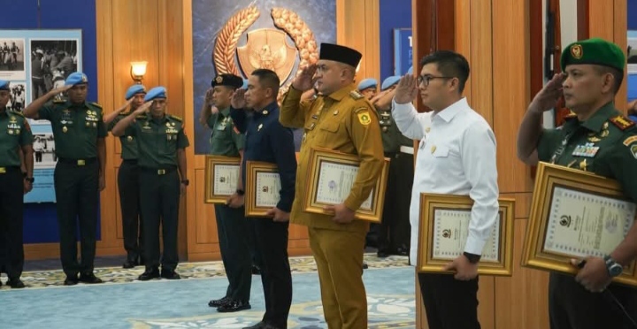 Bupati Bogor Rudy Susmanto Terima Penghargaan Brevet Kehormatan Paspampres “Setia Waspada” Dari Paspampres RI
