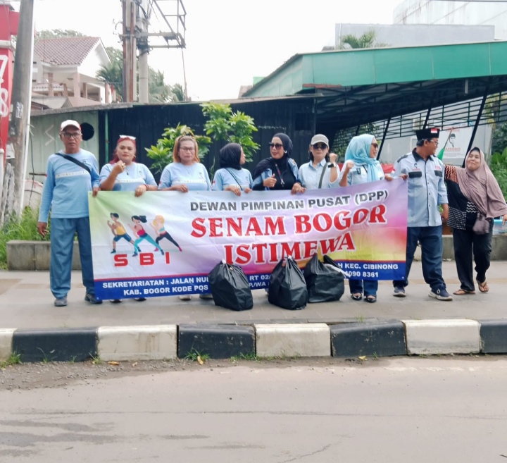 Srikandi Senam Bogor Istimewa (SBI) Berbagi Takjil Jumat Berkah di depan Mako Gapersus