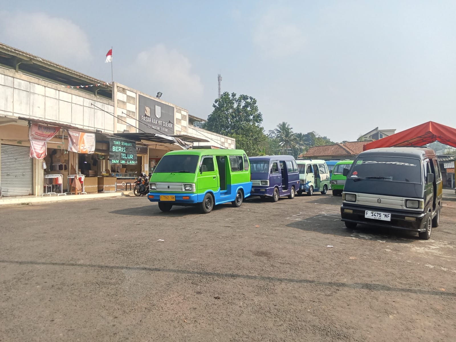 Pasar Cijeruk Berubah Fungsi Menjadi Terminal Angkutan kota.
