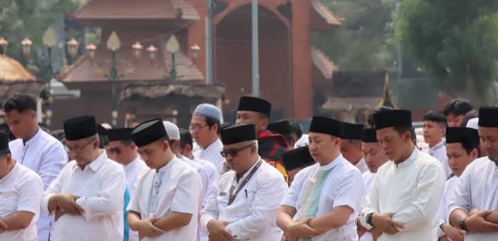 Bupati Bogor Bersama Ribuan Masyarakat Laksanakan Shalat Istisqa di Alun-Alun Tegar Beriman