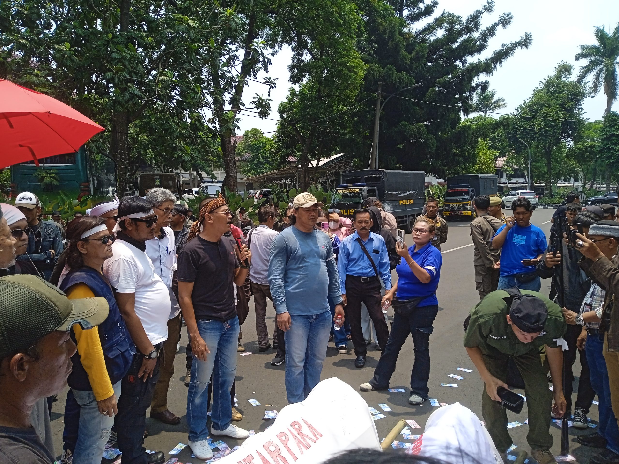 Hindari Tanda tangan petisi 26 anggota DPRD kabupaten Bogor Alfa Dinas dan kabur
